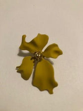 Load image into Gallery viewer, Yellow Flower Stud Earrings
