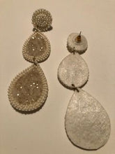 Load image into Gallery viewer, Cream Pearl Felt Back Dangle Earrings
